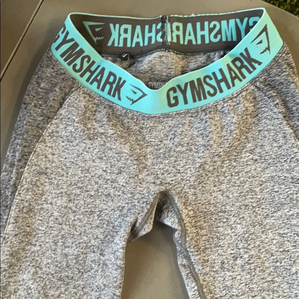 Gym shark leggings